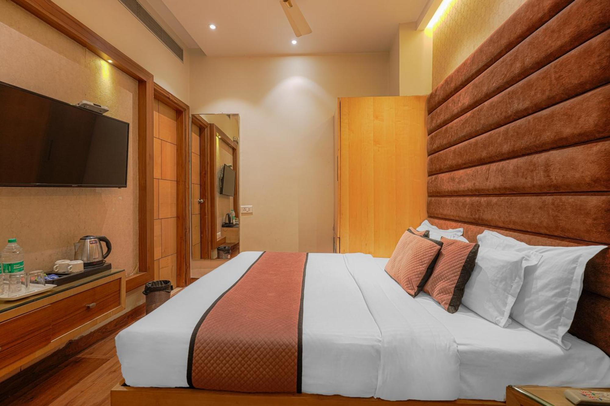 Csjs Inn Hotel Амритсар Екстериор снимка