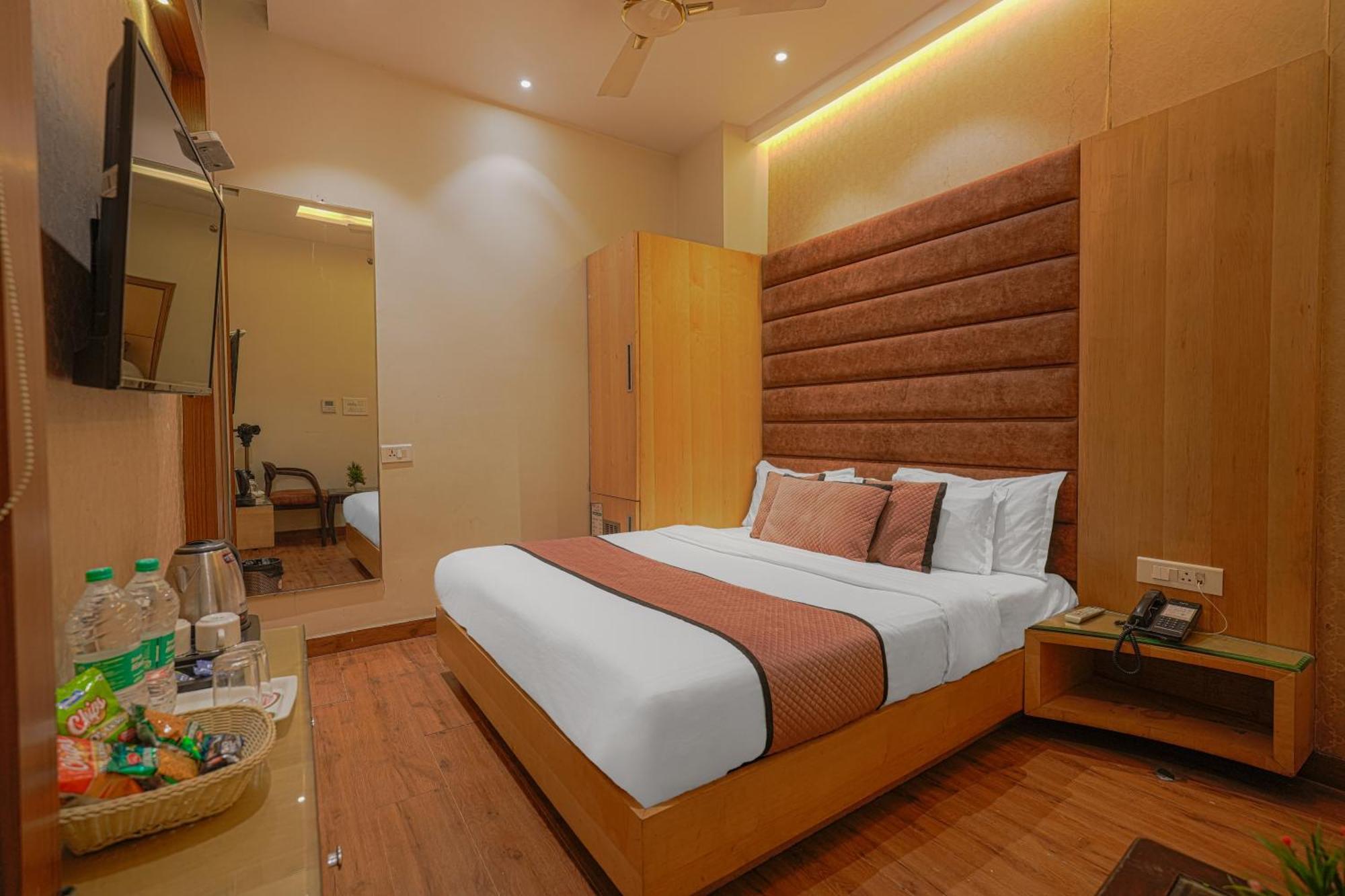 Csjs Inn Hotel Амритсар Екстериор снимка